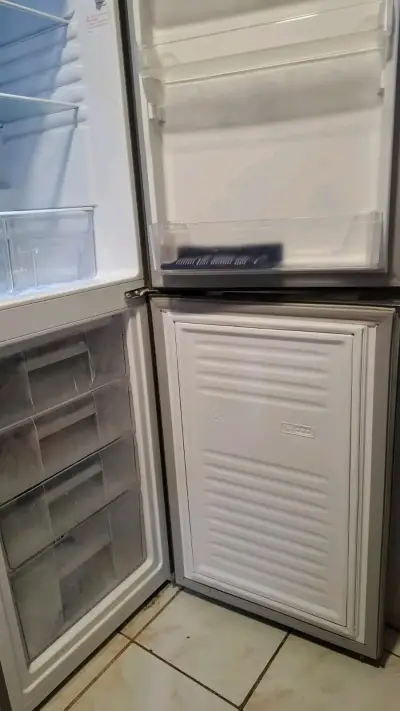 Refrigerador Mademsa de dos puertas en buen estado - miniatura 3