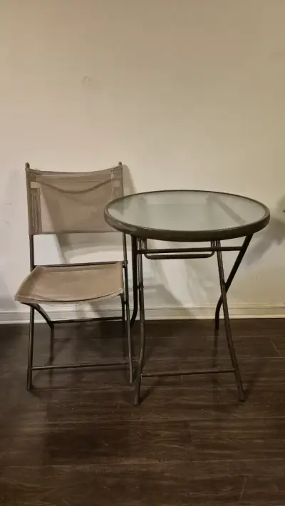 Juego de mesa y silla plegables de metal y vidrio - miniatura 1