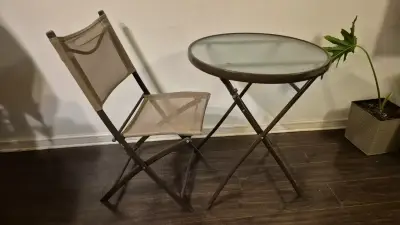 Juego de mesa y silla plegables de metal y vidrio - miniatura 2