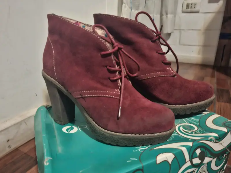 Botines de gamuza burdeos con tacón alto