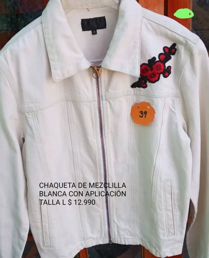 Chaqueta de mezclilla blanca con aplicaciones florales - 1