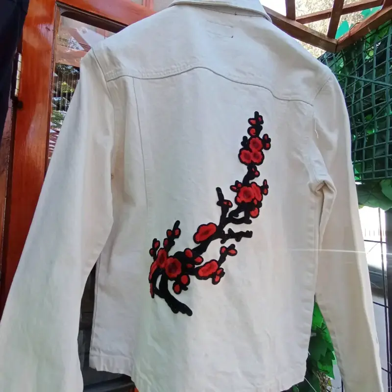 Chaqueta de mezclilla blanca con aplicaciones florales - 2