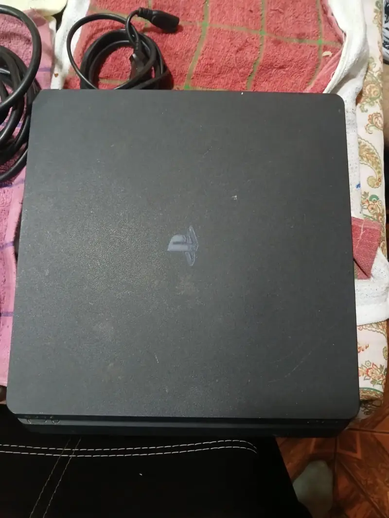 Consola PlayStation 4 con control y cables - 1