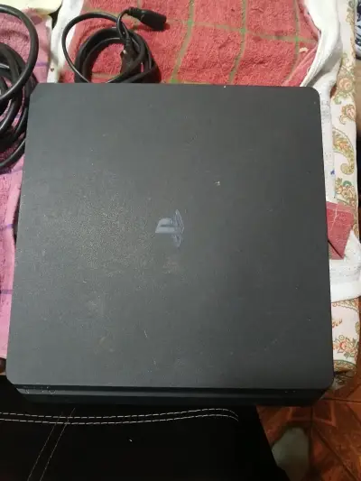 Consola PlayStation 4 con control y cables - miniatura 1