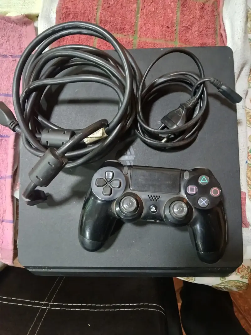 Consola PlayStation 4 con control y cables - 2