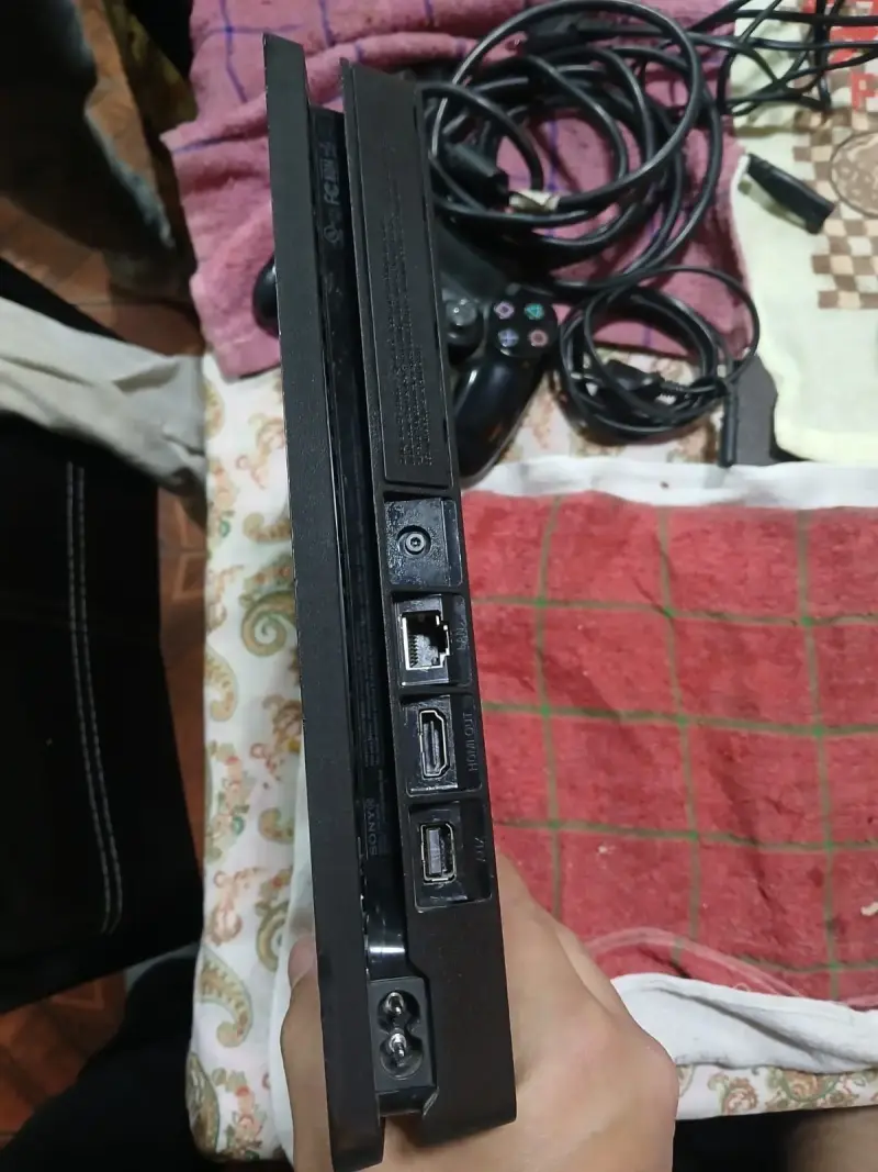 Consola PlayStation 4 con control y cables - 3