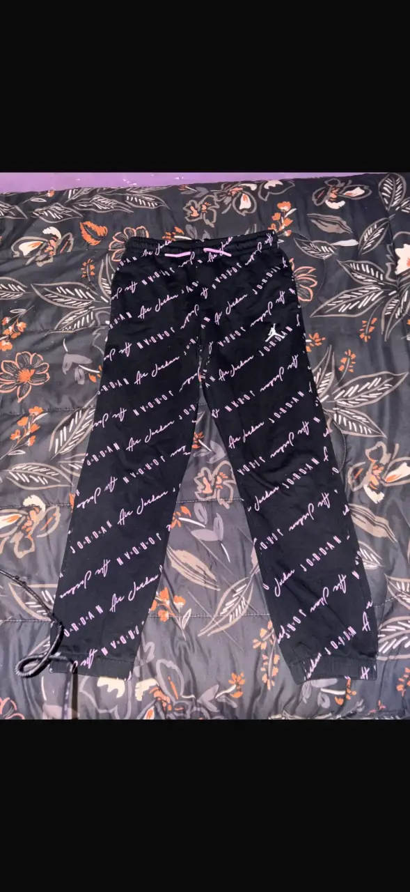 Conjunto deportivo Jordan negro con estampado - 1