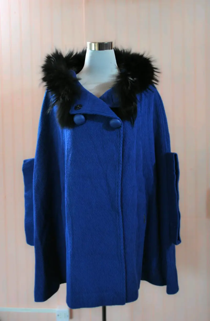 Capa azul con cuello de piel sintética