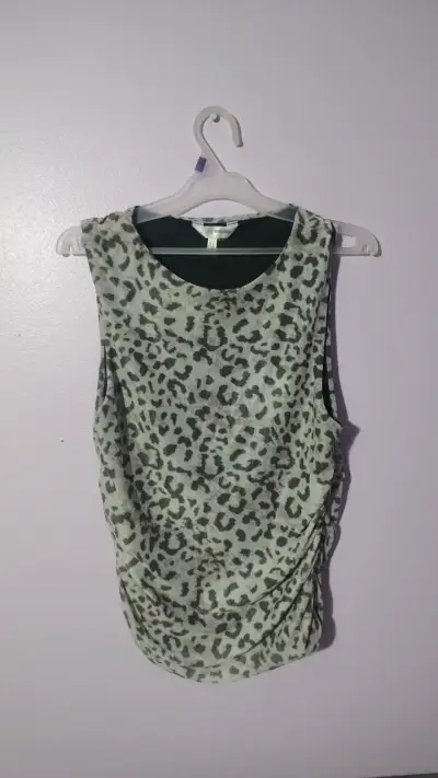 Polera sin mangas estampado animal print - miniatura 1