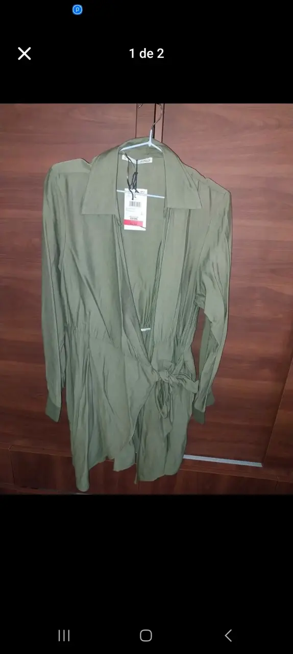 Vestido verde con cinturón y cuello