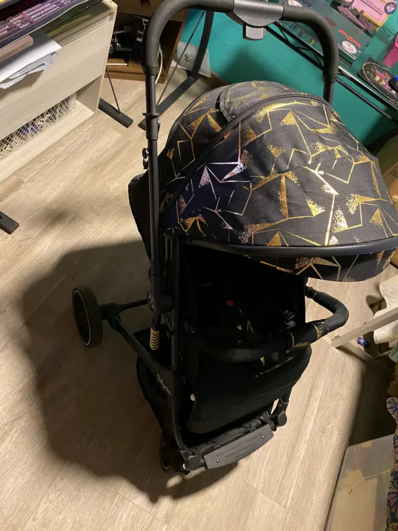 Coche de bebé plegable con diseño geométrico