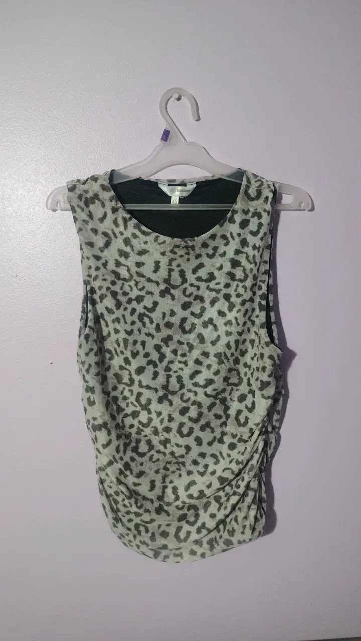 Polera sin mangas estampado animal print