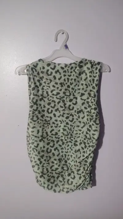Polera sin mangas estampado animal print - miniatura 4