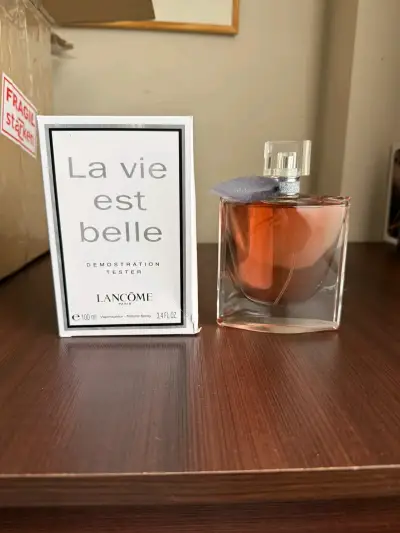 Perfume 212 VIP Rosé Carolina Herrera 50ml - miniatura 3