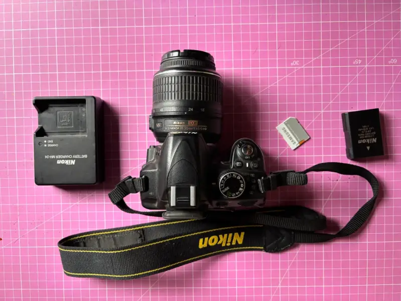 Cámara Nikon DSLR con lente y accesorios - 1
