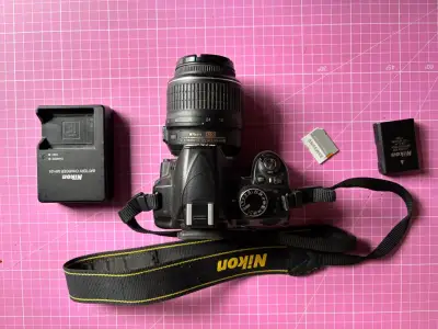 Cámara Nikon DSLR con lente y accesorios - miniatura 1