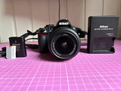 Cámara Nikon DSLR con lente y accesorios - miniatura 2