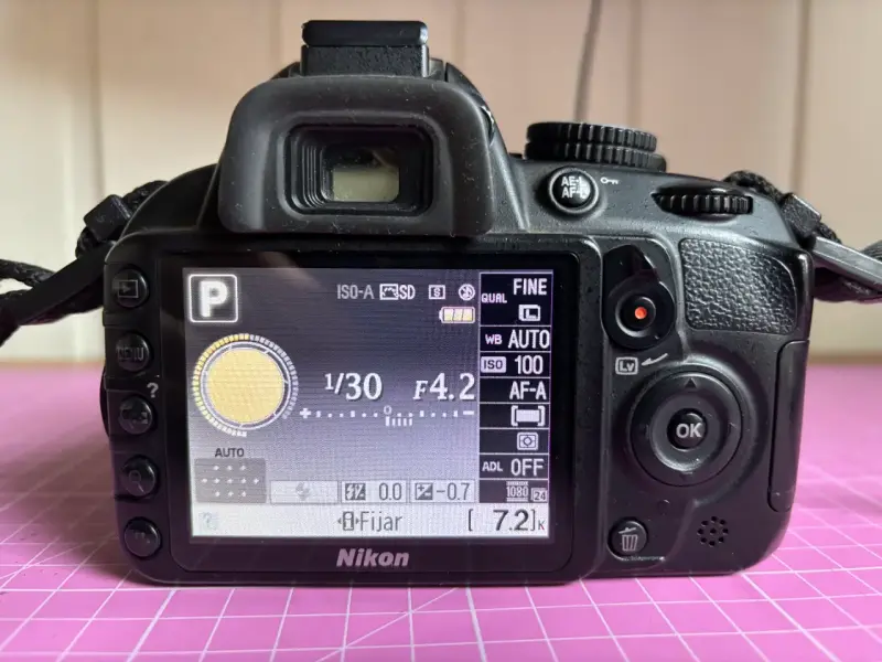 Cámara Nikon DSLR con lente y accesorios - 3