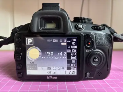 Cámara Nikon DSLR con lente y accesorios - miniatura 3