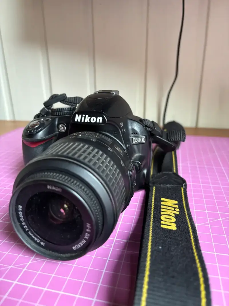 Cámara Nikon DSLR con lente y accesorios - 4