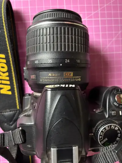 Cámara Nikon DSLR con lente y accesorios - miniatura 5