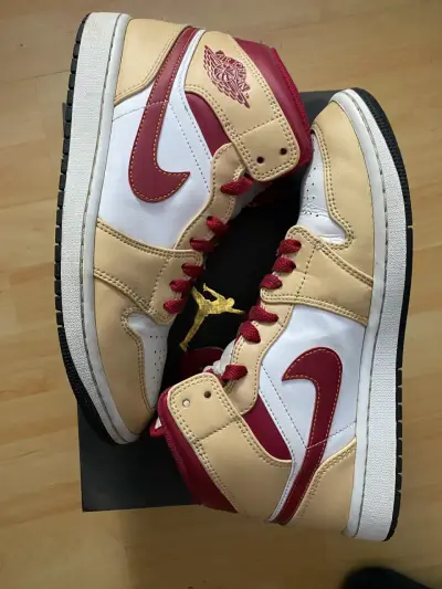 Zapatillas Air Jordan 1 Retro High OG Beige y Rojo - miniatura 1
