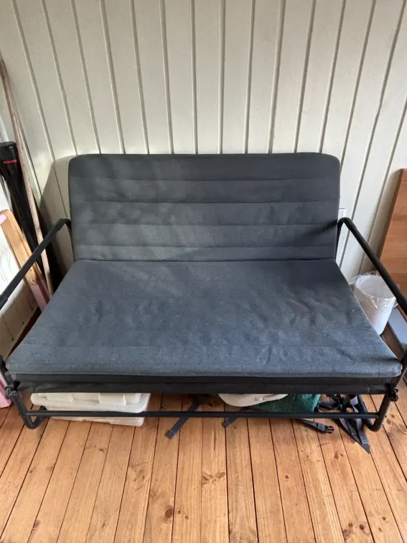 Sofá cama plegable de metal gris