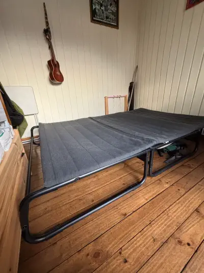 Sofá cama plegable de metal gris - miniatura 2