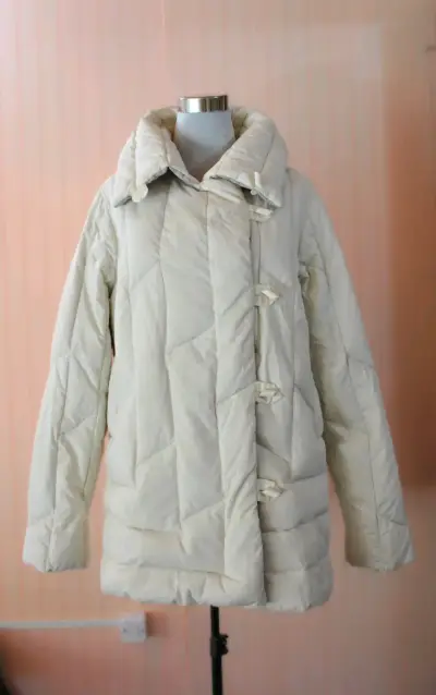 Abrigo acolchado beige para mujer - miniatura 2