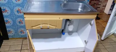 Mueble de cocina con lavaplatos de acero inoxidable - miniatura 1