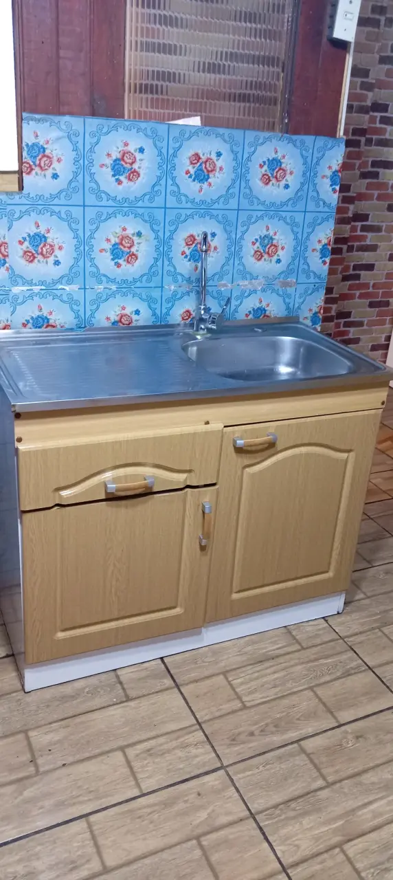 Mueble de cocina con lavaplatos de acero inoxidable - 3