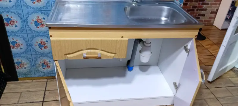 Mueble de cocina con lavaplatos de acero inoxidable - 1