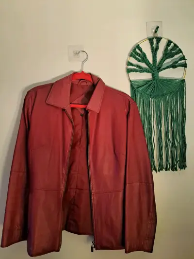 Chaqueta de cuero rojo para mujer - miniatura 1
