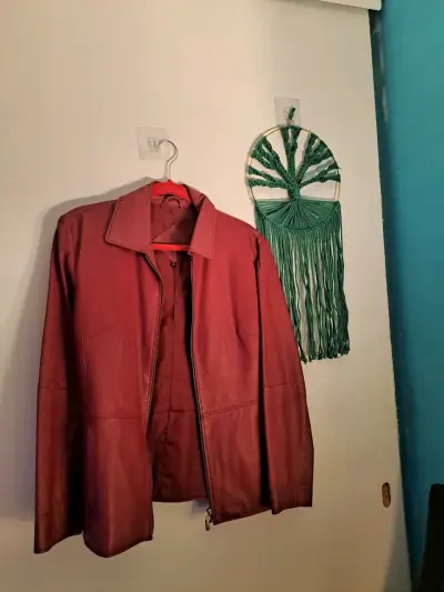 Chaqueta de cuero rojo para mujer - miniatura 2