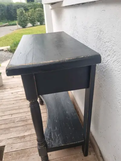 Mesa auxiliar de madera negra con cajón - miniatura 4