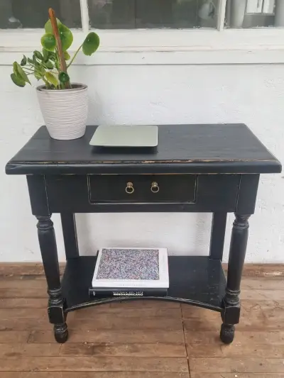 Mesa auxiliar de madera negra con cajón - miniatura 1