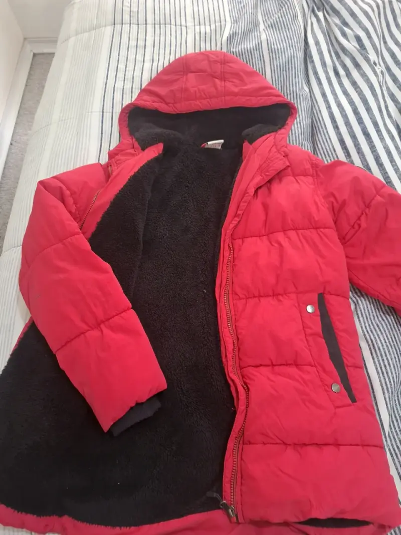 Chaqueta acolchada roja con capucha