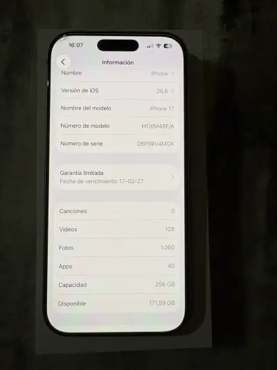 iPhone 17 256GB en color lila con caja - miniatura 2