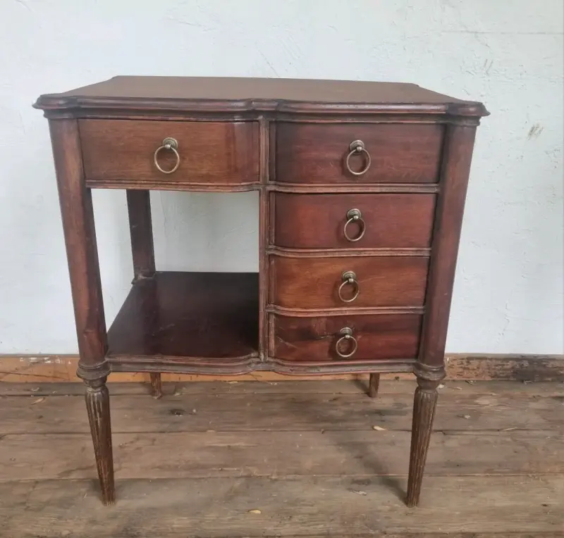 Velador de madera antiguo con cajones