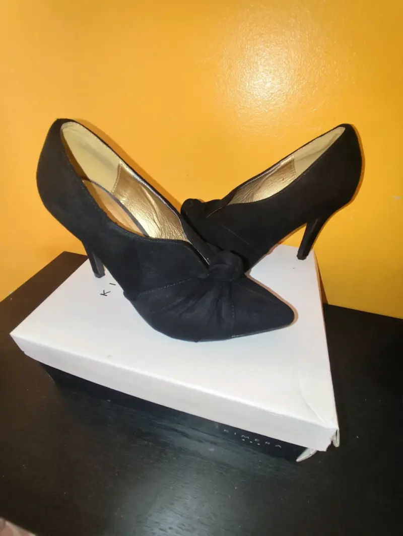 Zapatos de tacón negro con lazo elegante