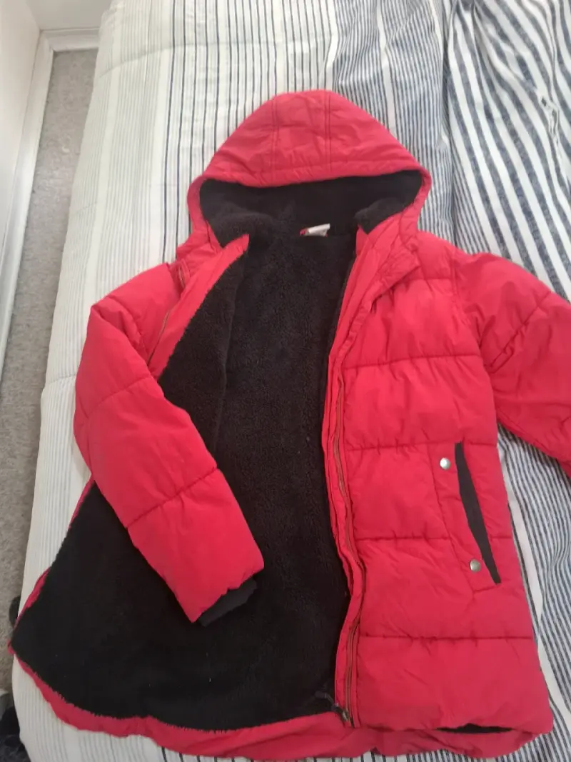 Chaqueta acolchada roja con capucha - 2