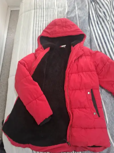 Chaqueta acolchada roja con capucha - miniatura 2