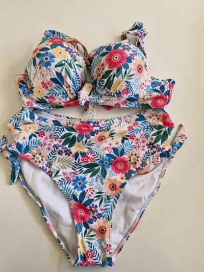 Bikini floral con diseño colorido - miniatura 1