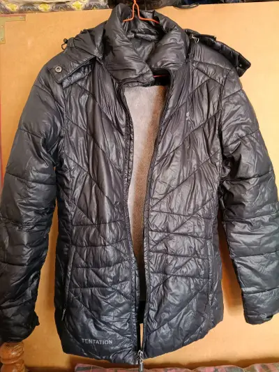 Chaqueta de pluma negra con capucha Tentation - miniatura 1