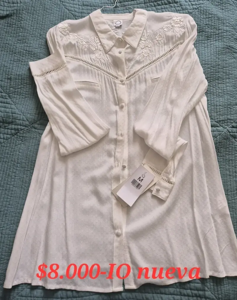 Blusa blanca con bordado floral talla M