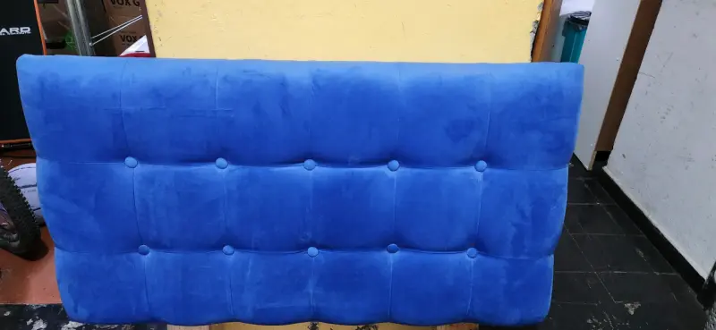 Cabecera de cama azul acolchada