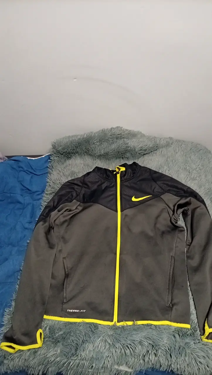 Chaqueta Nike Therma-Fit Negra y Amarilla - 1