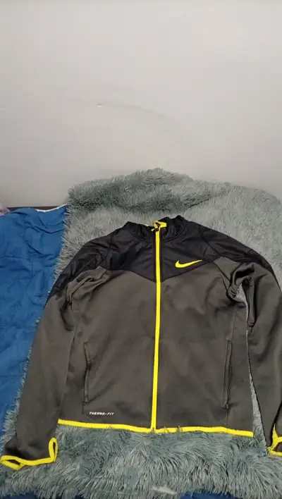 Chaqueta Nike Therma-Fit Negra y Amarilla - miniatura 1