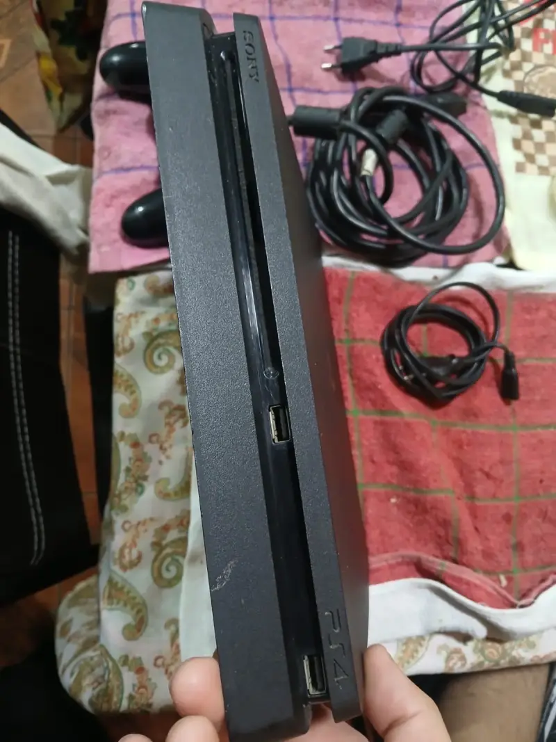 Consola PlayStation 4 con control y cables - 4