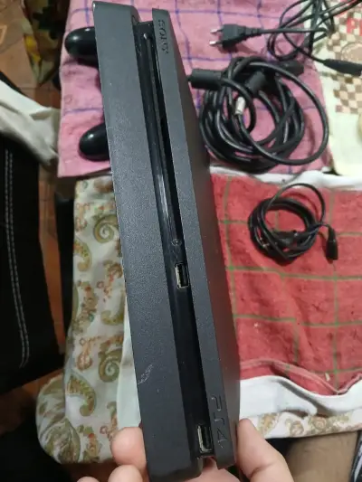 Consola PlayStation 4 con control y cables - miniatura 4